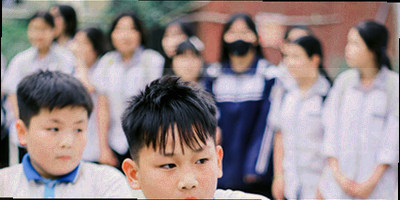 信封轮廓与足球场线条结合